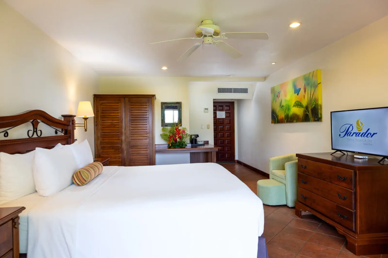 Tropical Room, photo 2 of 9