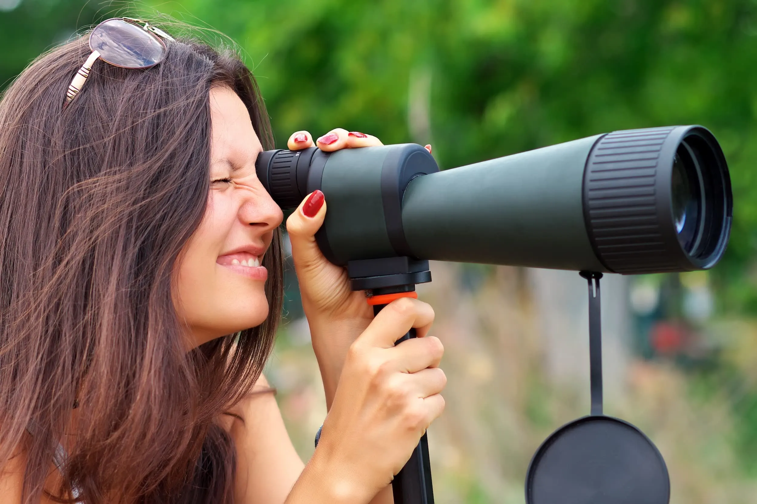 Huéspedes observando la fauna con el telescopio del guía